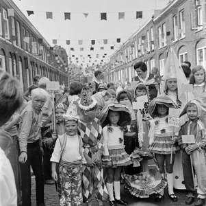 126921 Groepsportret van de verklede kinderen tijdens het buurtfeest in de Hazelaarstraat te Utrecht.